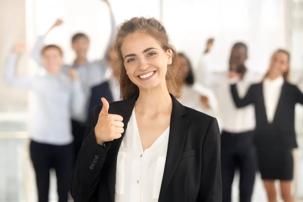 Nahaufnahme Porträt lächelnde Millennial-Geschäftsfrau im Amt. — Stockfoto