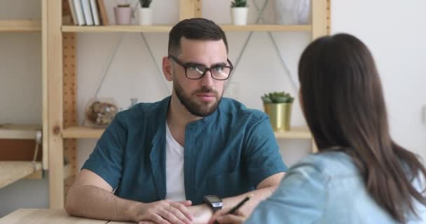 Focalizzato giovane uomo in cerca di lavoro parlando con hr manager femminile . — Video Stock