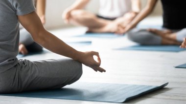Yoga koçu ve oturum katılımcıları yakın plan konsept resim meditasyonu yapıyorlar