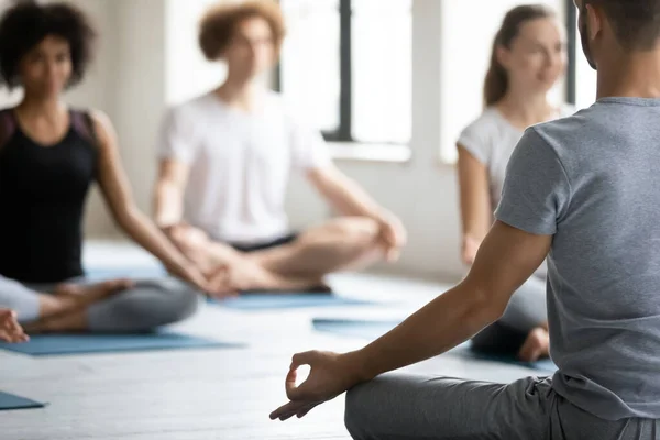 Тренер йоги и группа людей, медитирующих вместе крупным планом — стоковое фото