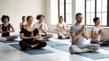 Yedi farklı insan ellerini kavuşturdu. Namaste sembolü içeride meditasyon yapıyordu.