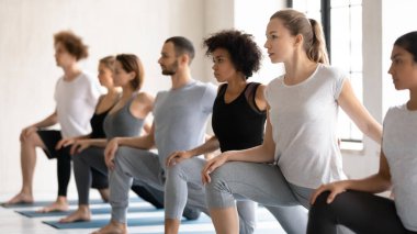 İnsanlar diz tutuşu ile vücudunu ısıtarak aşağı atlıyor.