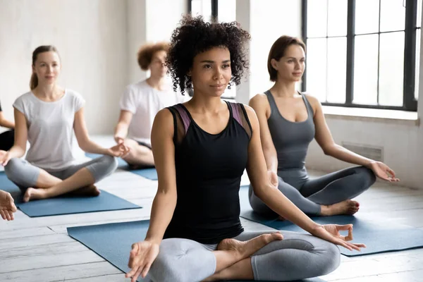 Africano etnia treinador grupo de liderança formação fazer meditação prática — Fotografia de Stock