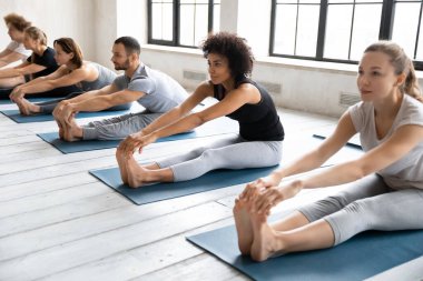 Yoga seansı sırasında çeşitli insanlar 