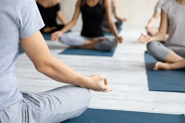 Trener jogi i grupa osób medytujących podczas zajęć jogi — Zdjęcie stockowe
