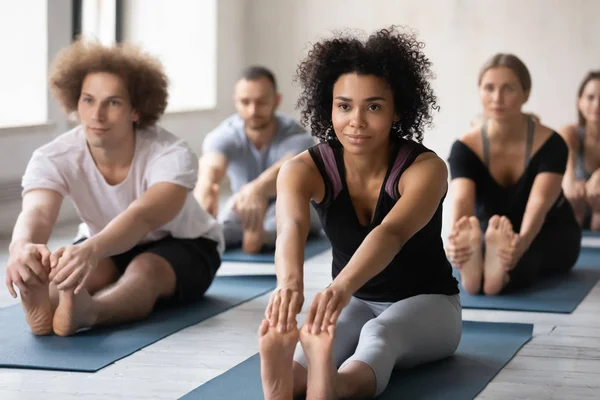 Afrikansk kvinna och medarbetare samlas för yogaträning — Stockfoto