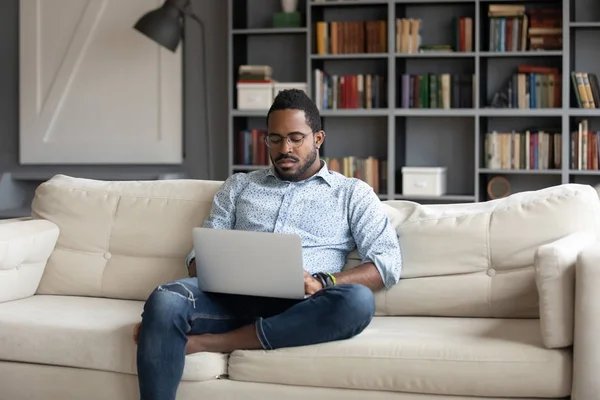 Focused young african american businessman working remotely online. — Stock fotografie