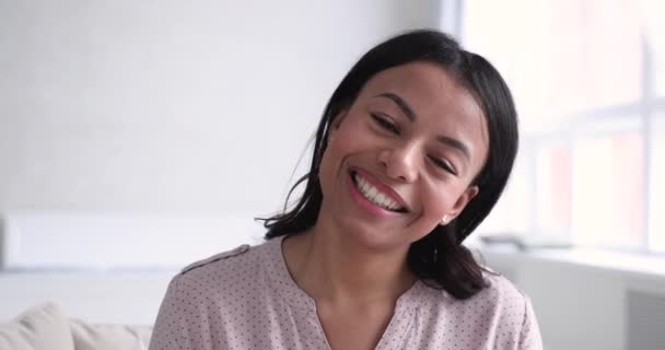 Sonriendo bastante mixta mujer de la raza buscando hablar con la cámara — Vídeo de stock