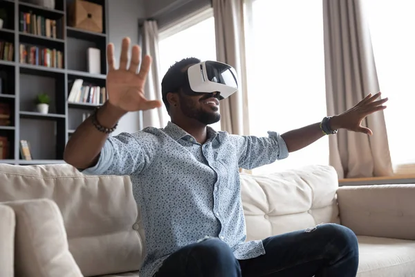 Jovem feliz gostando de passar o tempo na realidade virtual . — Fotografia de Stock