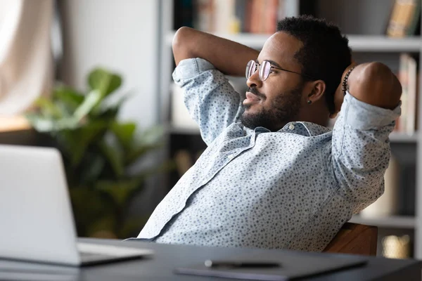 Tranquillo spensierato giovane ragazzo africano americano rilassante su una comoda sedia . — Foto Stock