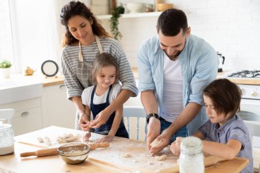 Mutfakta çocuklar birlikte yemek yaparken mutlu bir aile.