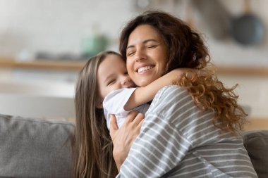 Aşırı mutlu anne ve kız rahatlayın kanepede eğlenin