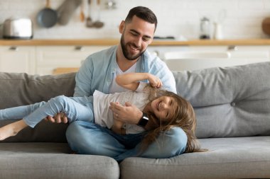 Mutlu baba evde komik kızıyla oynuyor.