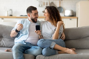 Aşırı mutlu çift online piyango kazanmaktan mutlu.