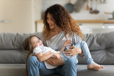Mutlu anne, küçük kızınla oynarken iyi eğlenceler.