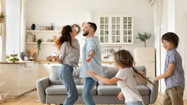Überglückliche Familie mit kleinen Kindern hat Spaß beim Tanzen — Stockfoto