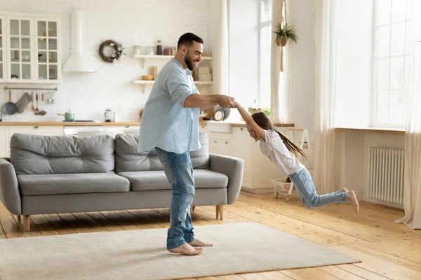 Jung haben spaß spielend mit süß klein tochter — Stockfoto