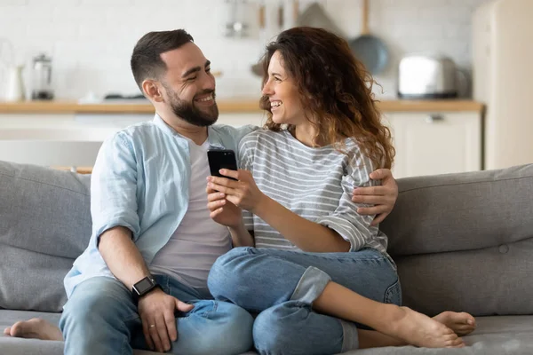 Glückliches Paar hat Spaß beim gemeinsamen Telefonieren — Stockfoto