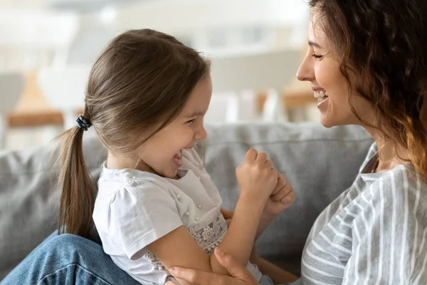 Young mum and little daughter have fun playing — Stock Photo, Image