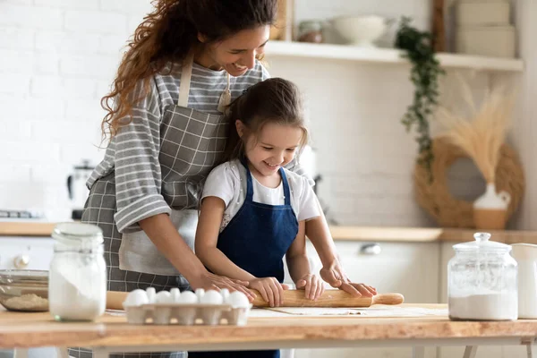 Giovane mamma e figlia piccola cottura in cucina insieme — Foto Stock