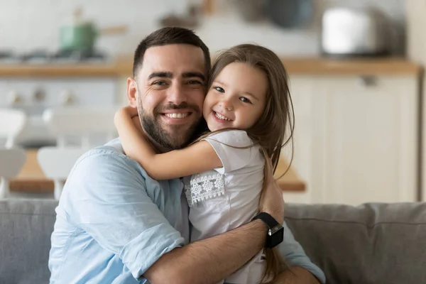 Портрет счастливого молодого отца и дочери, обнимающих — стоковое фото