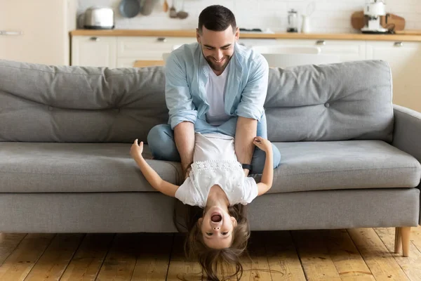 Mutlu baba küçük kızınla oynarken iyi eğlenceler. — Stok fotoğraf