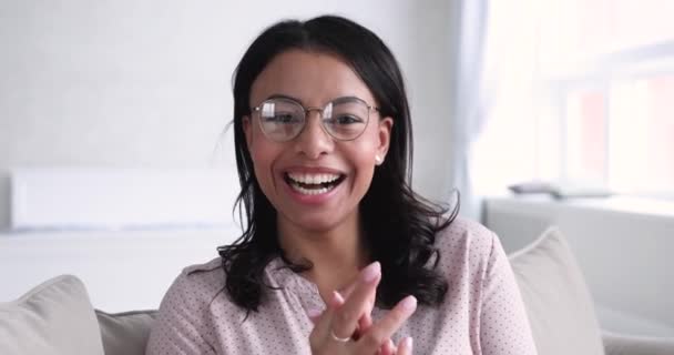 Mujer africana feliz saludando videollamadas de mano mirando la cámara — Vídeos de Stock