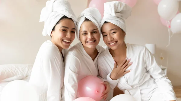 Retrato de tiro na cabeça feliz mulheres diversas comemorando no spa — Fotografia de Stock