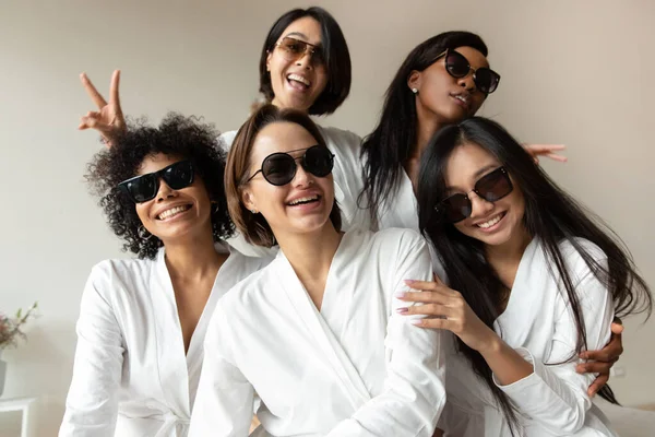 Portrait five smiling diverse girls wearing sunglasses having fun — Stockfoto
