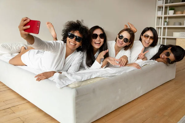 Happy diversas meninas vestindo óculos de sol tomando selfie na festa — Fotografia de Stock