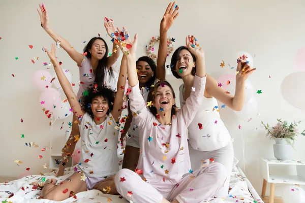 Ενθουσιασμένα διαφορετικά κορίτσια ρίχνουν κομφετί, γιορτάζοντας στο πάρτι — Φωτογραφία Αρχείου