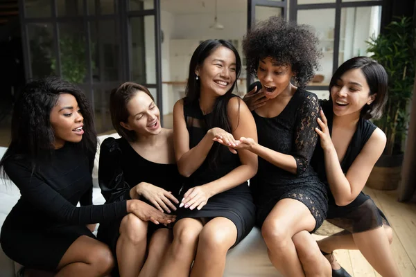 笑顔アジアの女性ショー婚約指輪へ励起ガールフレンド — ストック写真