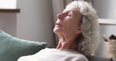 Rahat yaşlı bayan derin bir nefes alıyor.