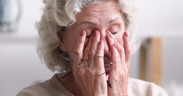 Mujer mayor cansada quitándose los anteojos sintiendo el concepto de tensión ocular — Vídeo de stock