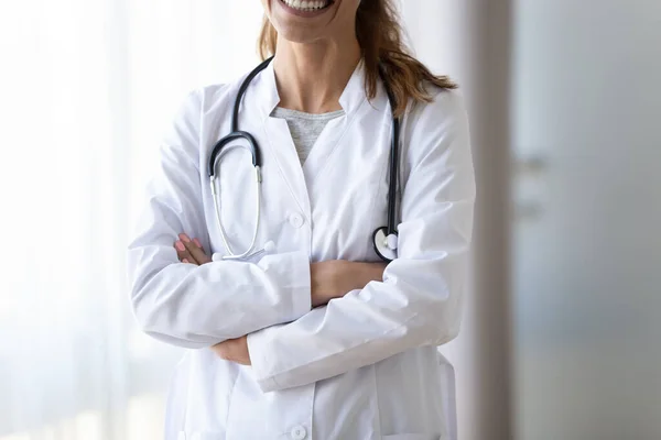 Cortada sorridente médico feminino em uniforme branco com estetoscópio — Fotografia de Stock