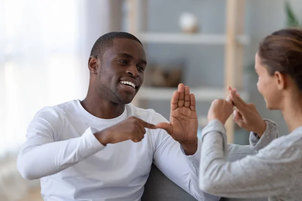 Sonriente hombre y mujer afroamericanos hablando lenguaje de señas —  Fotos de Stock