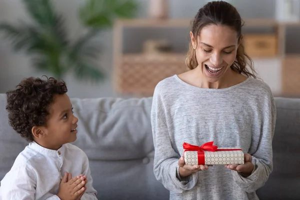 Feliz madre recibió regalo de hijo afroamericano en casa — Foto de Stock