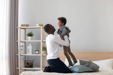 Afrikalı Amerikalı babayı seven, küçük oğluyla oynayan.