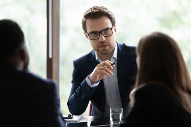 Ofis yönetim kurulundaki meslektaşlarıyla güvenilir bir iş adamı toplantısı.