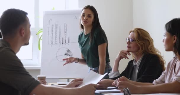 Jovem oradora focalizada relatando novos resultados de pesquisa de projeto . — Vídeo de Stock