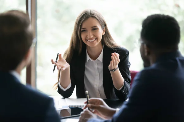 Flerårige forretningsfolk diskuterer bedriftsprosjektet sammen – stockfoto