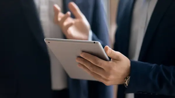 Уверенный бизнесмен пользуется современным планшетом с беспроводным интернетом — стоковое фото