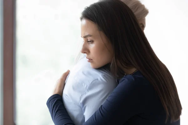 Hija adulta trastornada y abrazo de madre madura —  Fotos de Stock