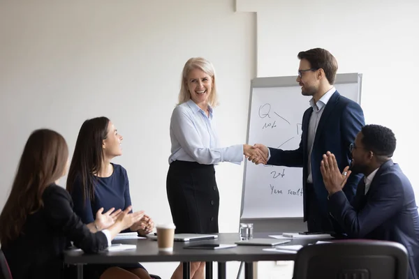 Affärsman handslag kvinnlig anställd hälsning med befordran — Stockfoto