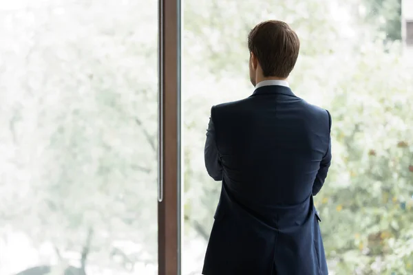 Visão traseira do homem de negócios olhar no pensamento à distância — Fotografia de Stock