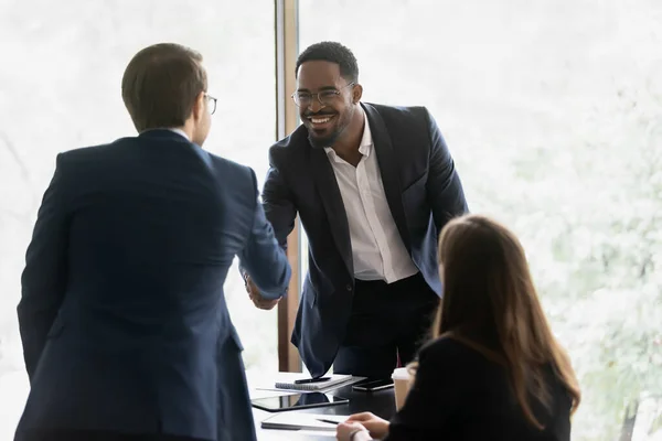 笑顔多人種間のビジネスマン握手会で挨拶 — ストック写真