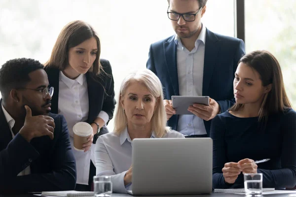 Diverse Geschäftsleute arbeiten gemeinsam am Laptop — Stockfoto