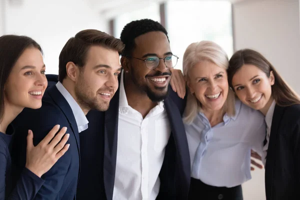 Lächelnde multiethnische Kollegen posieren für Gruppenbild im Büro — Stockfoto