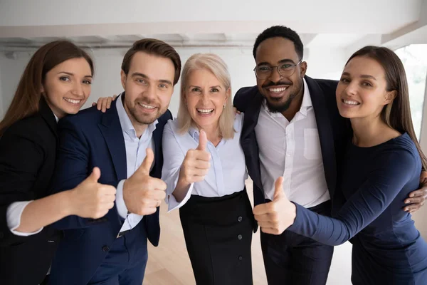 笑顔の多人種従業員が親指を表示推奨サービス — ストック写真