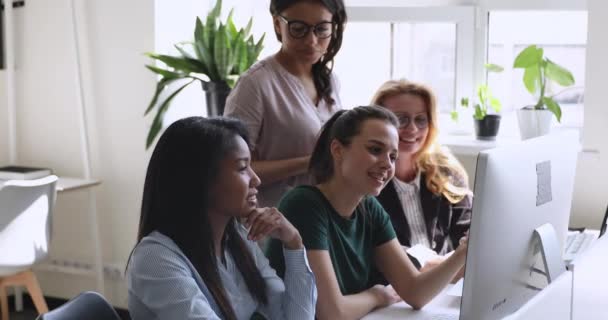 Mujeres gestoras multirraciales felices trabajando juntas en el ordenador en el lugar de trabajo . — Vídeo de stock